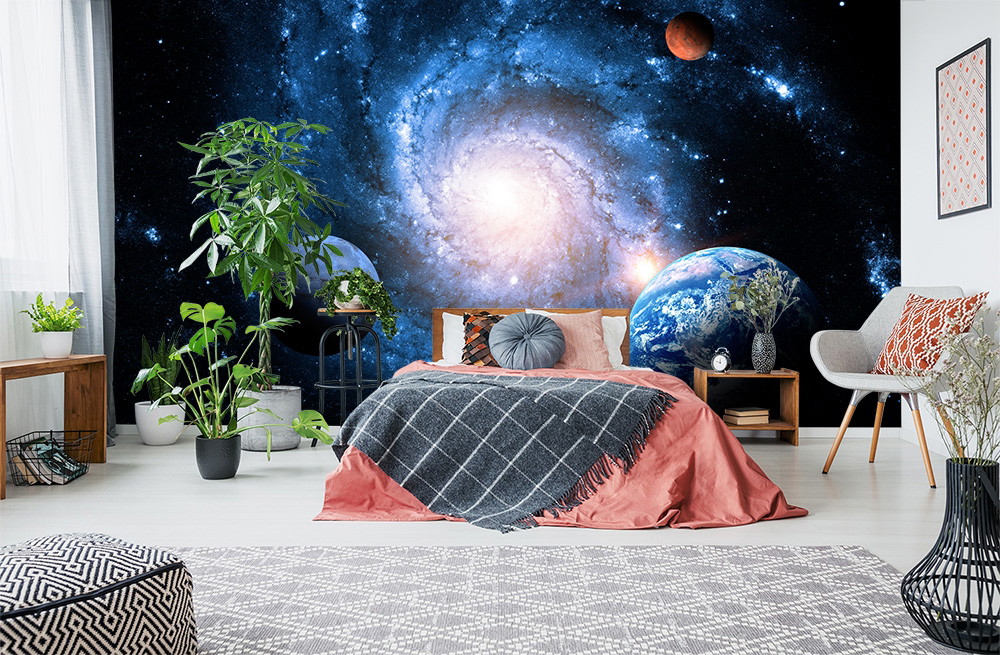 Fototapete - Schlafzimmer mit kosmischer Galaxie als Wandbild, umrahmt von modernen Möbeln und Zimmerpflanzen