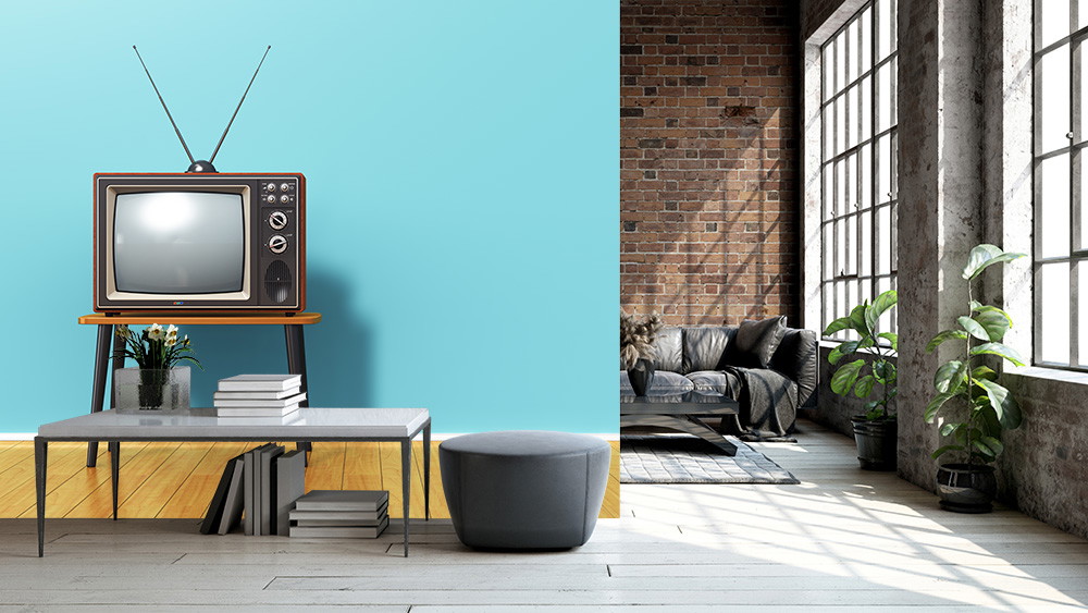 Fototapete - Wohnzimmer mit blauer Wand, altem Fernseher auf Tisch und industriellen Details wie Backsteinwand und großen Fenstern