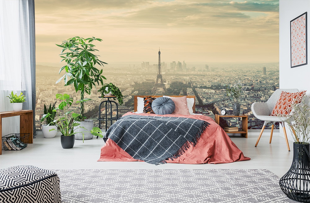 Fototapete - Schlafzimmer mit großer Paris-Fototapete, die den Eiffelturm und die Skyline der Stadt zeigt.