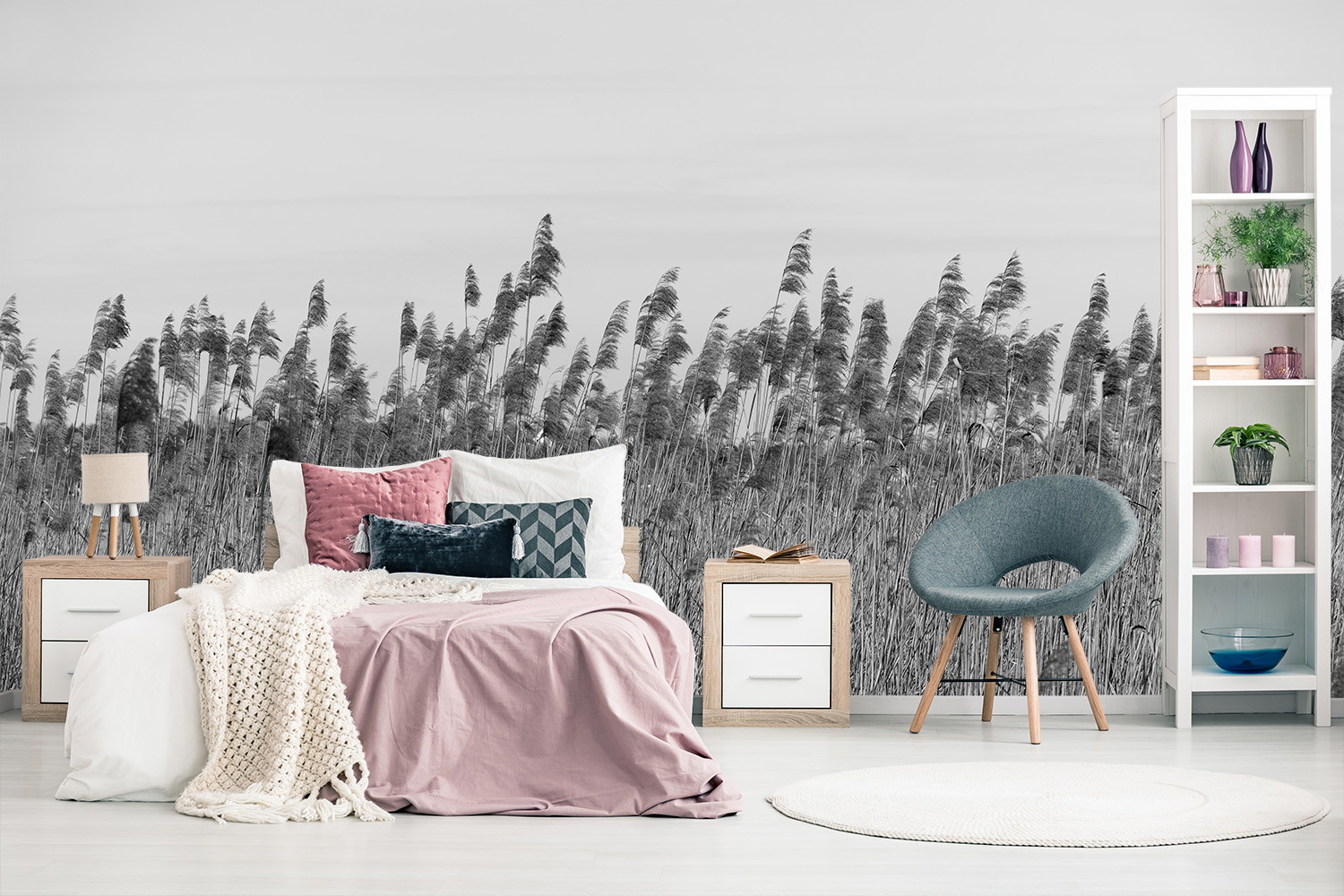 Fototapete - Schlafzimmer mit gemütlichem Bett, Schilf-Fototapete, türkisfarbener Stuhl und Regal mit Dekorationen