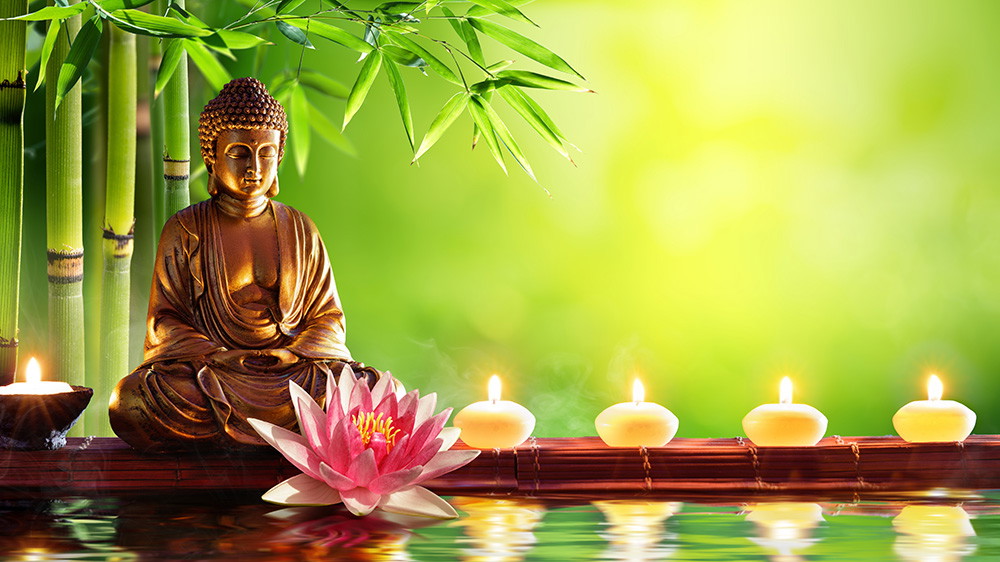 Fototapete - Buddha mit Bambus, brennenden Kerzen und rosa Lotusblüte, ideal für Meditation und Entspannung