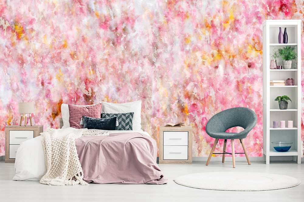 Fototapete - Schlafzimmer mit pastellfarbener, abstrakter Blumenmuster-Tapete, gemütlichem Bett und stilvoller Dekoration