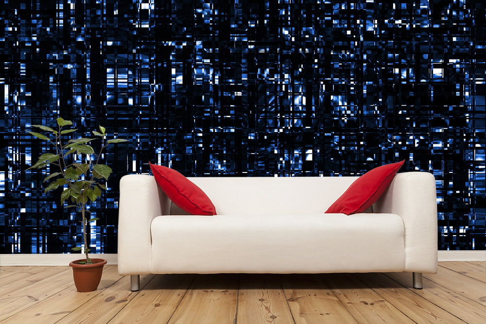 Fototapeta - Biała sofa z czerwonymi poduszkami przed niebiesko-czarną wzorzystą tapetą, obok zielonej rośliny doniczkowej na drewnianej podłodze