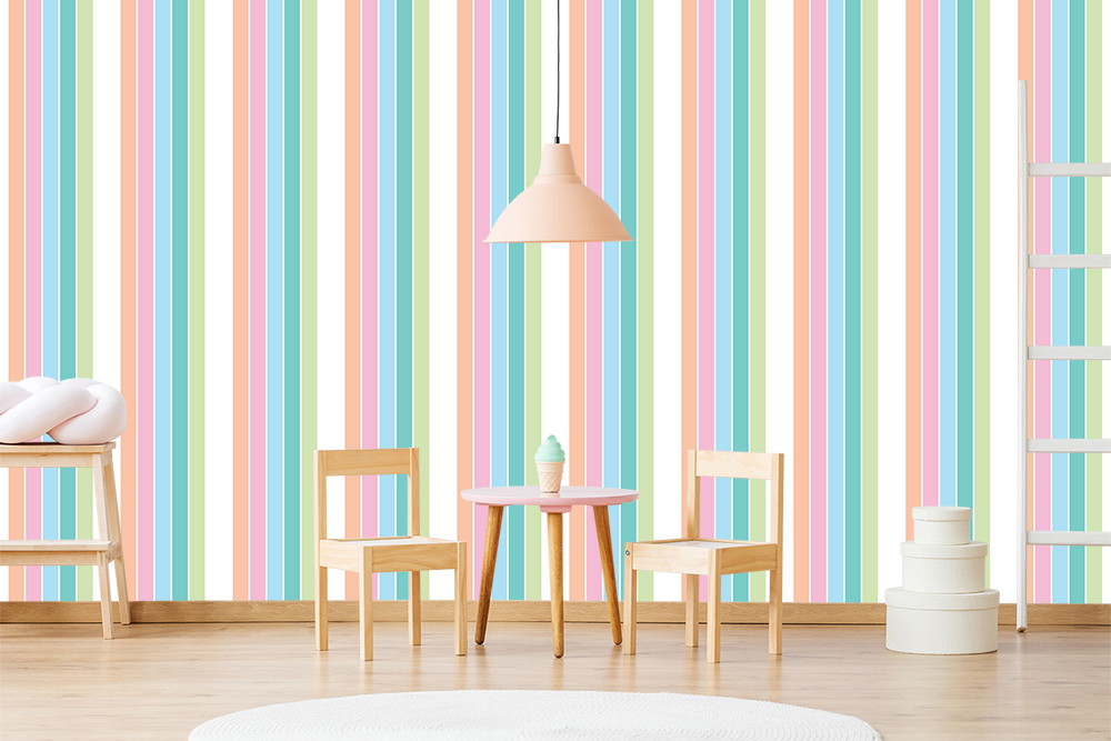 Fototapete - Bunte vertikale Streifen in Pastellfarben als Hintergrund in einem Kinderzimmer mit Tisch, Stühlen und Deko