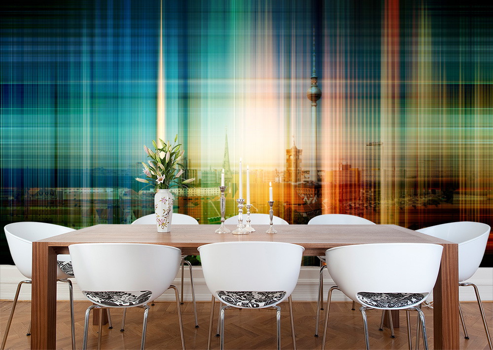 Muurschildering - Eetkamer met stijlvolle houten tafel, witte stoelen en artistiek behang met stadssilhouet.