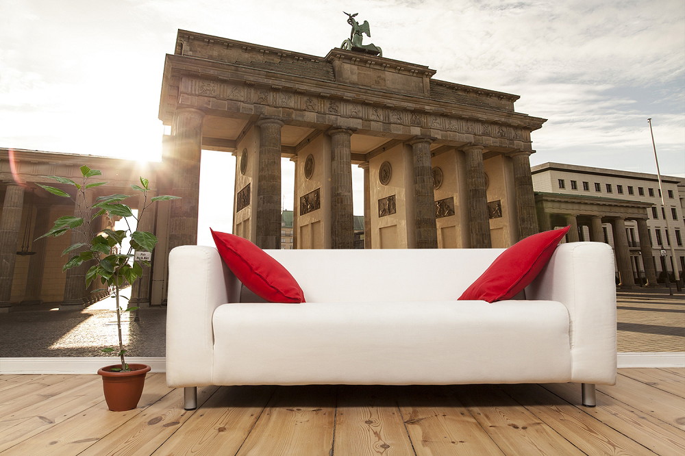 Fotobehang - Witte bank met rode kussens en een plant voor de Brandenburger Tor