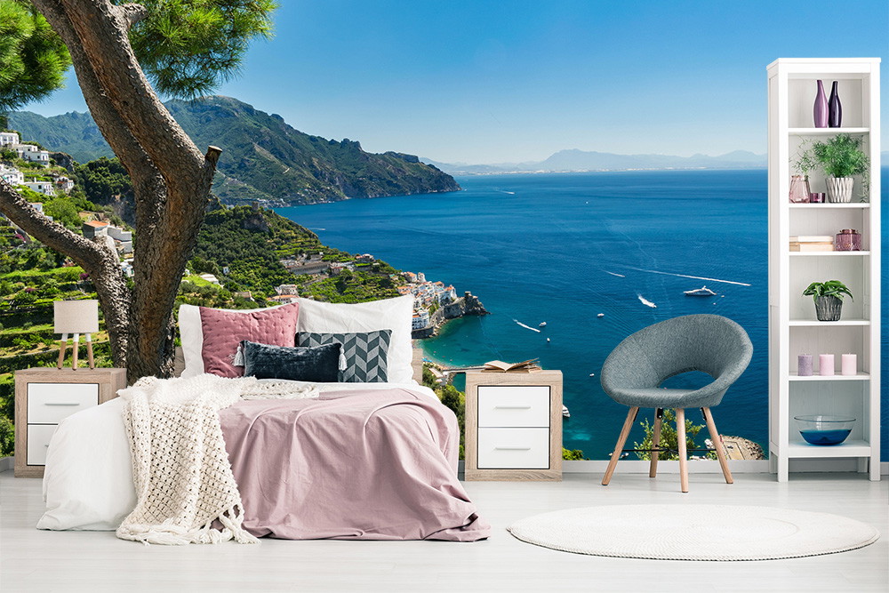 Fotobehang - Panoramisch uitzicht op de kust en de zee met een mediterraan landschap in een modern ingerichte slaapkamer