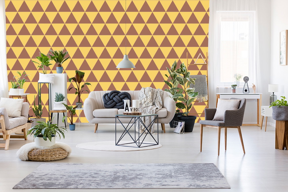 Fototapete - Wohnzimmer mit moderner gelb-brauner Dreiecksmusterwand, weißen Möbeln und grünen Pflanzen