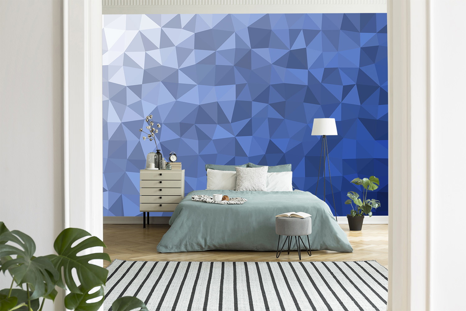 Fototapeta - sypialnia z niebieskim geometrycznym wzorem na ścianie, łóżku, stoliku nocnym i lampie podłogowej
