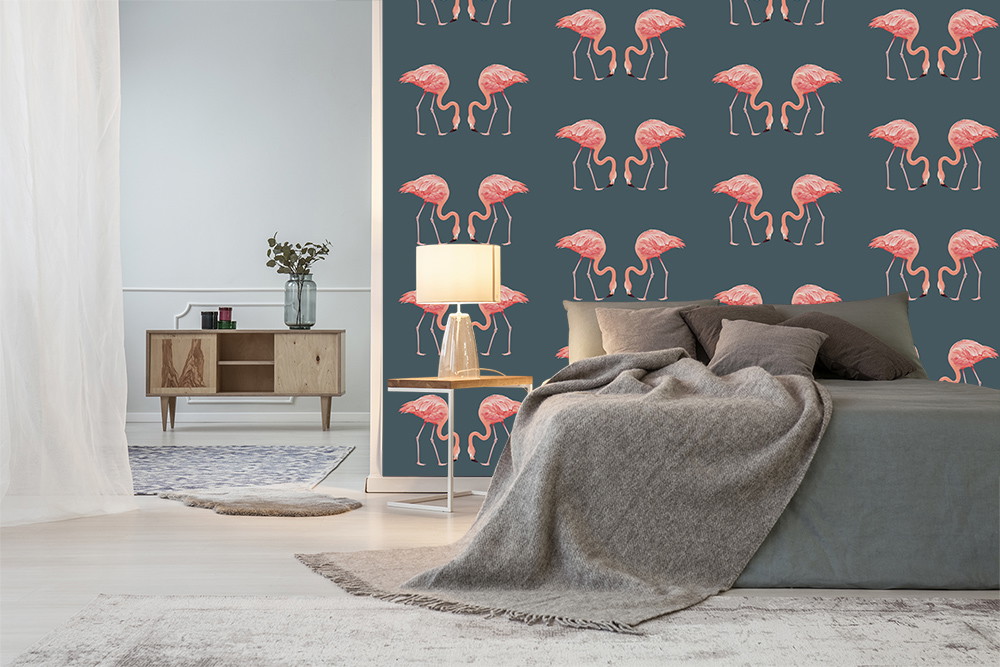 Fototapete - Schlafzimmer mit stilvollem Flamingo-Muster, gemütliches Bett und schicke Einrichtung