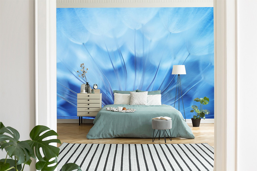 Fototapete - Schlafzimmer mit modernem Design, blauem Akzent und natürlichen Elementen