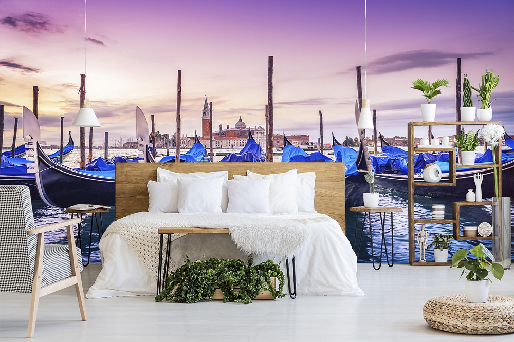 Muurschildering - slaapkamer met prachtig Venetië-behang met gondels bij zonsondergang, aangevuld met moderne meubels en planten