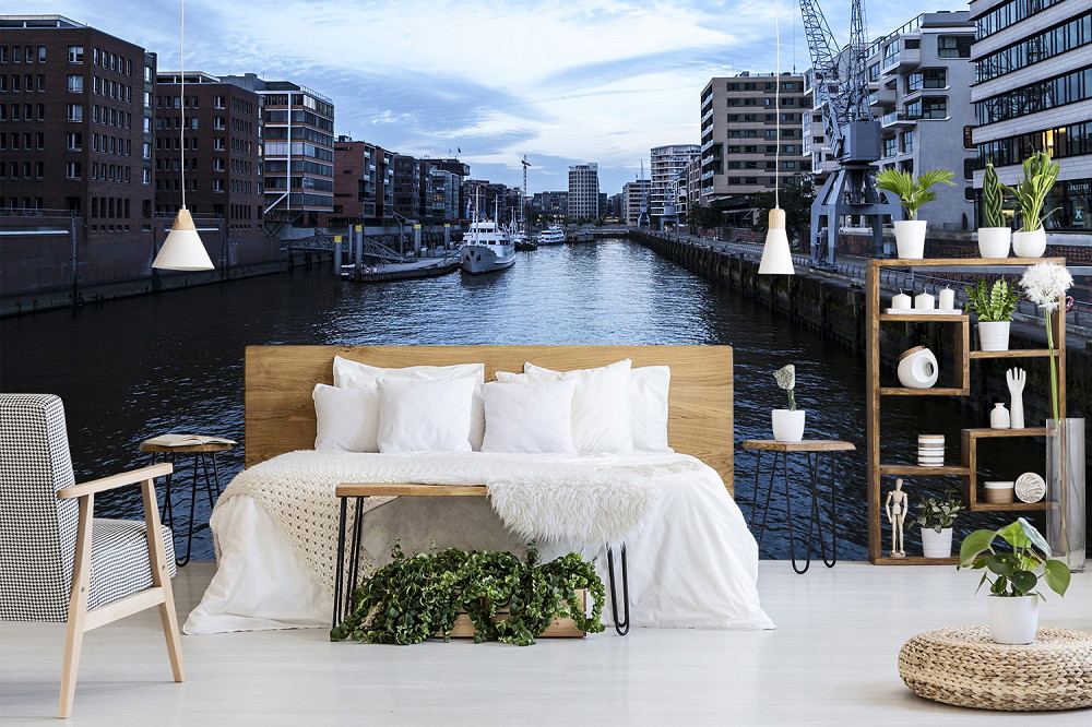 Papier peint photo - chambre avec vue sur une ville portuaire et un canal d'eau, entourée d'une architecture et d'un intérieur modernes