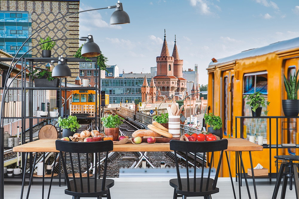 Fototapete - Urbaner Chic: Blick auf die Berliner Oberbaumbrücke und vorbeifahrende S-Bahn, eingerahmt von moderner Loft-Dekoration