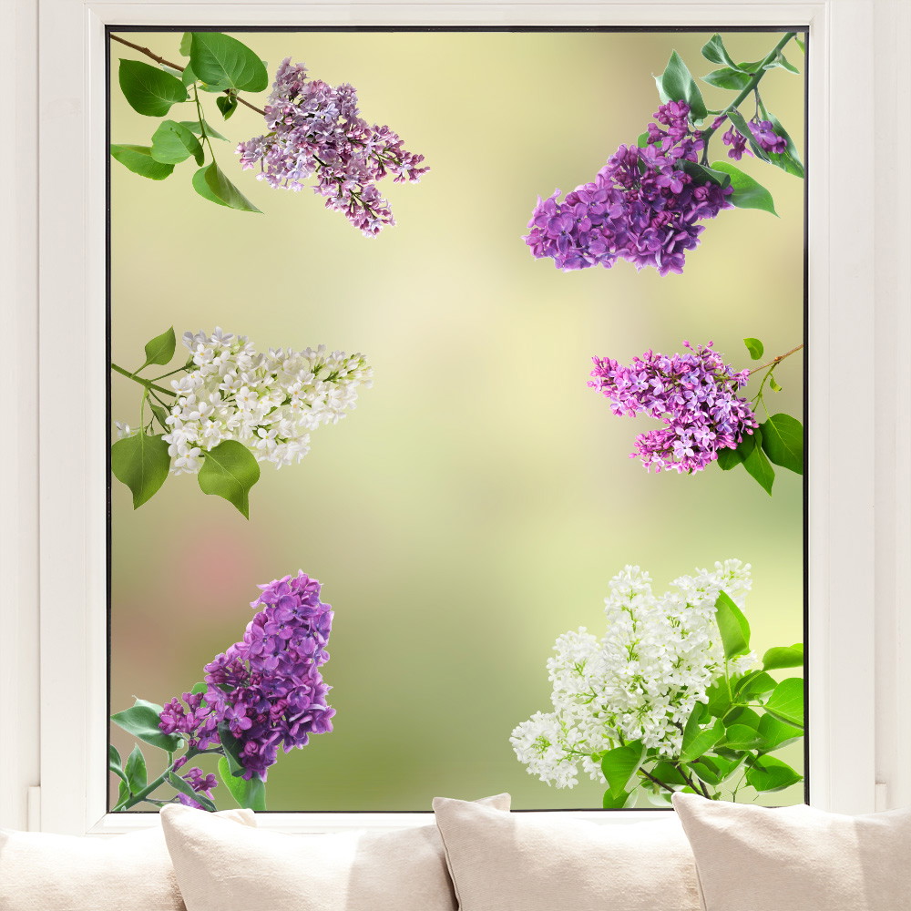 Fenstersticker - Bunte Fliederzweige in Violett, Pink und Weiß auf einem Fenster, das einen weichen, hellen Hintergrund zeigt