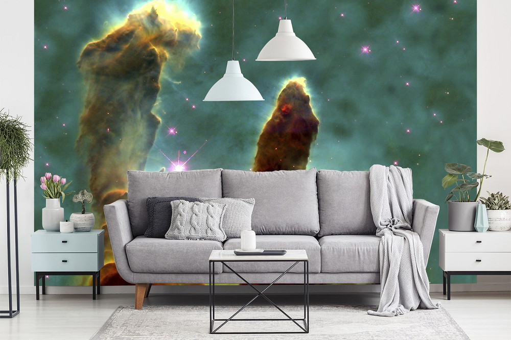 Papier peint photo - Scène spatiale impressionnante avec du brouillard et des étoiles brillantes derrière un arrangement de salon élégant