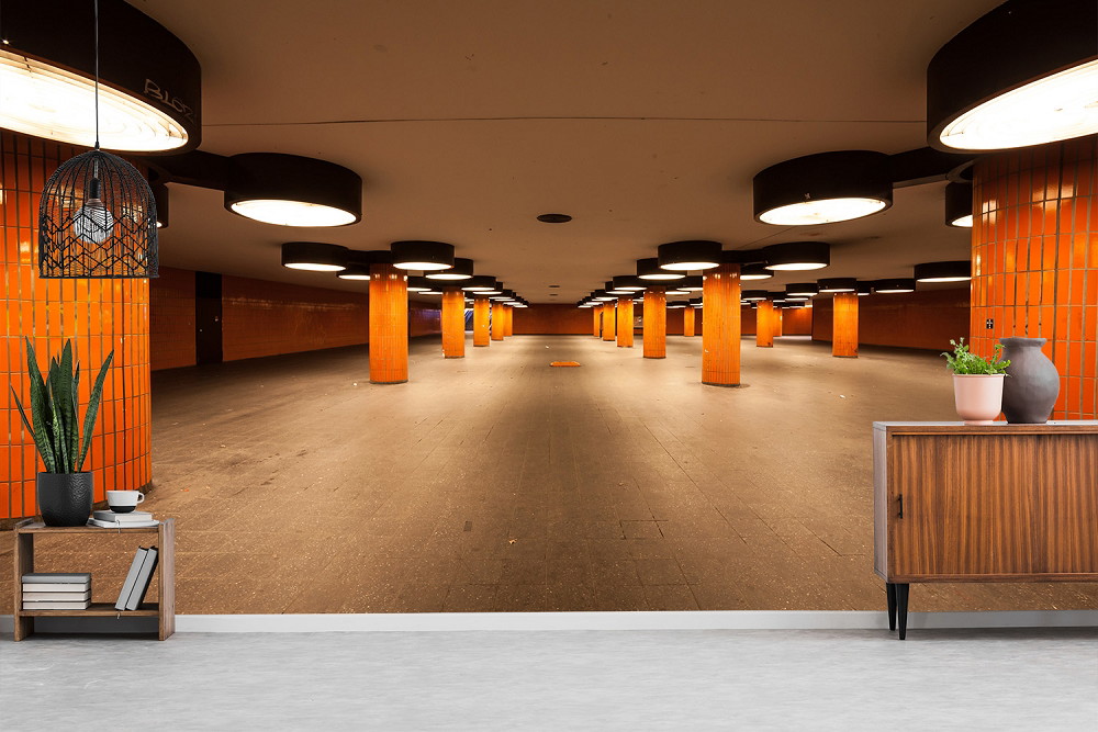 Fotobehang - Metrostation met feloranje tegels en ronde plafondlampen
