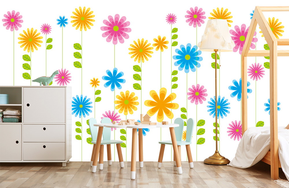 Fototapete - Helle und bunte Blumenmuster auf einer Wand mit kindgerechter Dekoration und Möbeln