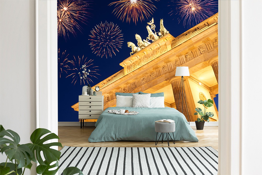 Fototapete - Schlafzimmer mit Dekoration des Brandenburger Tors vor nächtlichem Himmel und Feuerwerk