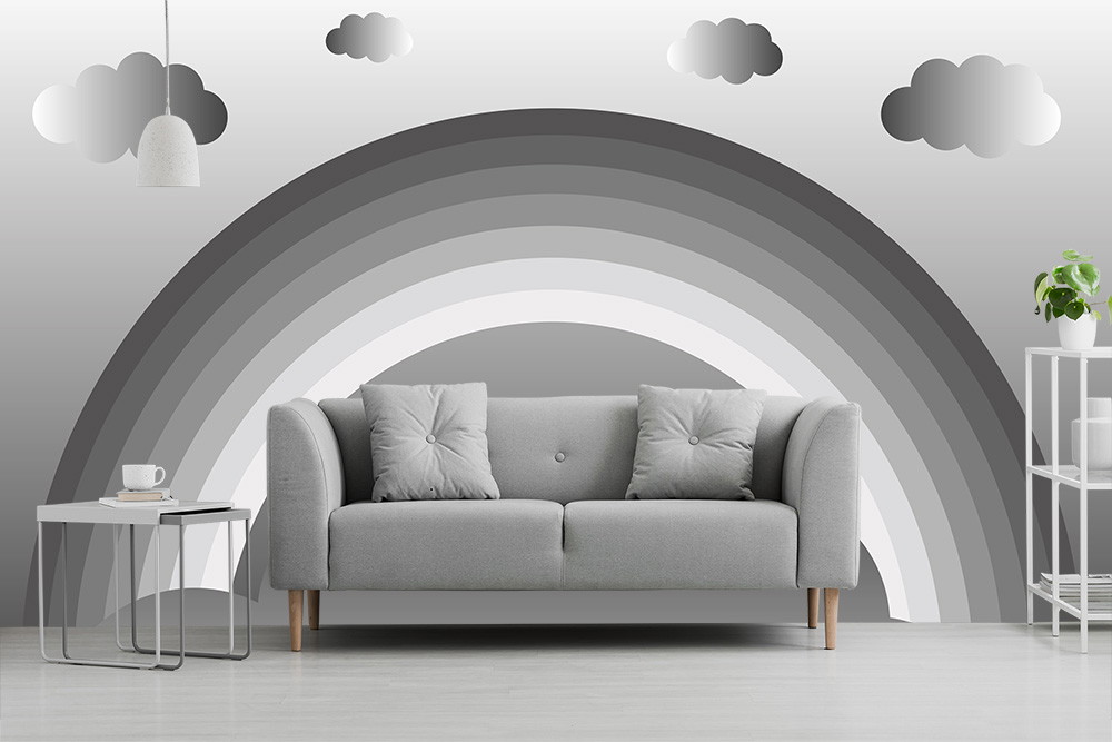 Fototapete - Stilvolles Wohnzimmer mit grauem Sofa vor einer Wand mit Regenbogen und Wolken in Graunuancen