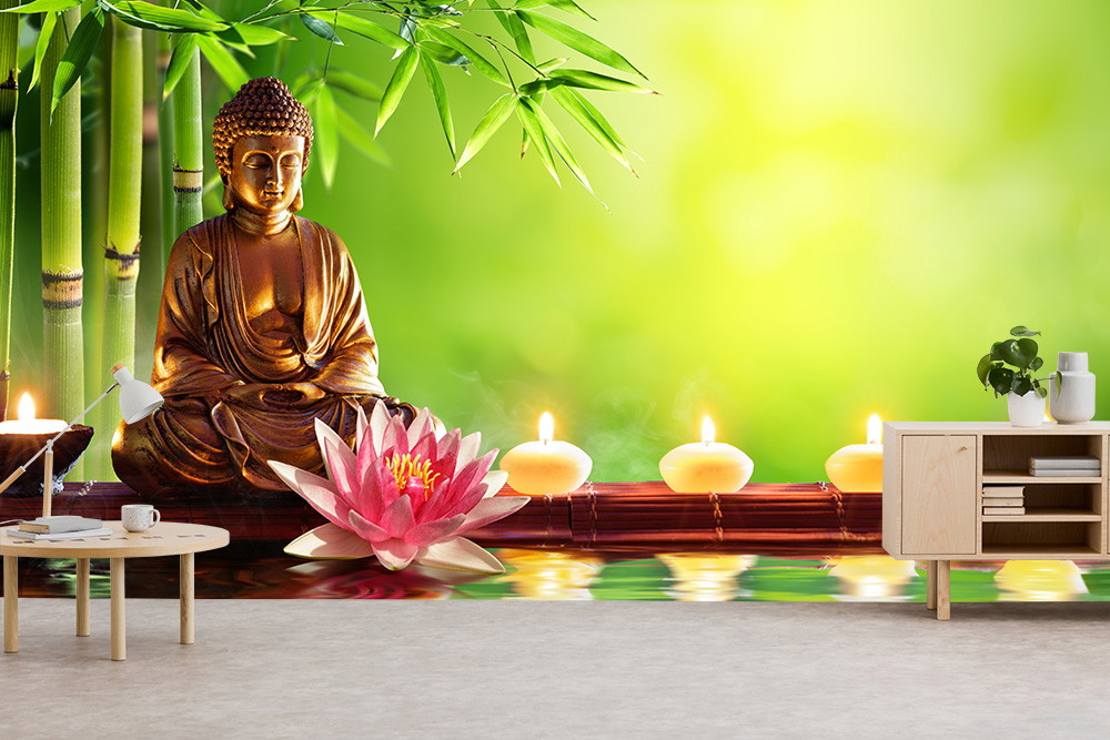 Fototapete - Buddha-Statue mit Lotusblume und brennenden Kerzen vor einem Bambus-Hintergrund, der Ruhe und Gelassenheit ausstrahlt