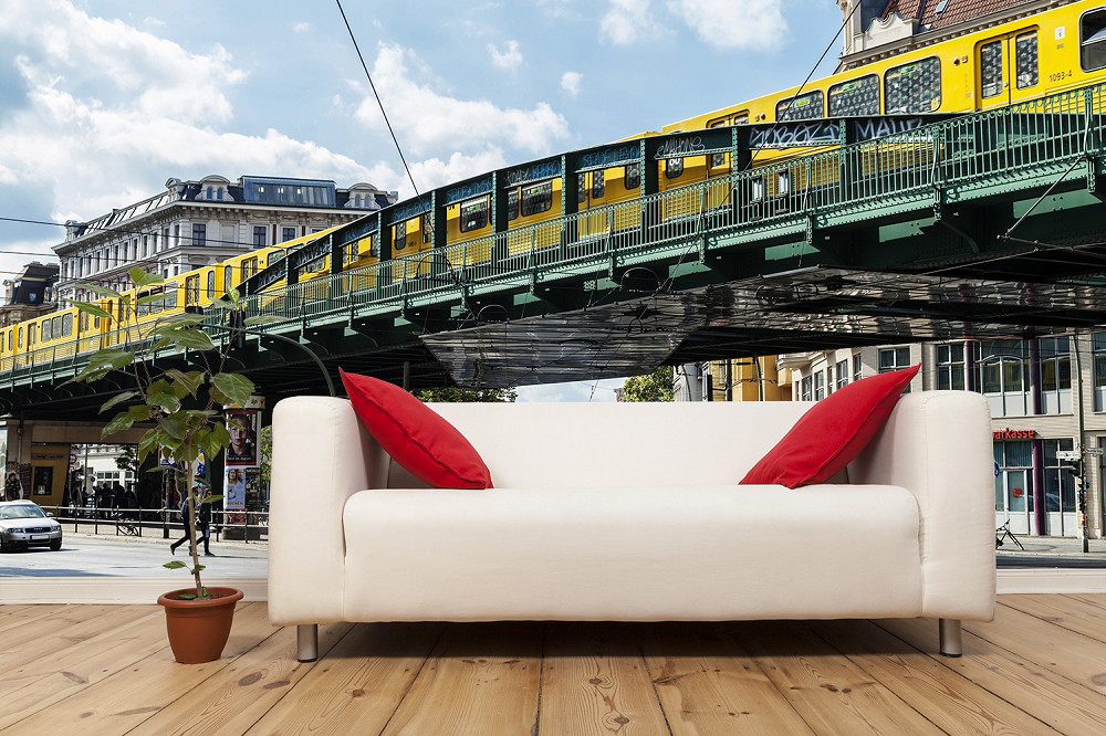 Fototapete - Weißes Sofa vor einem urbanen Hintergrund mit einer gelben U-Bahn und Stadtgebäuden