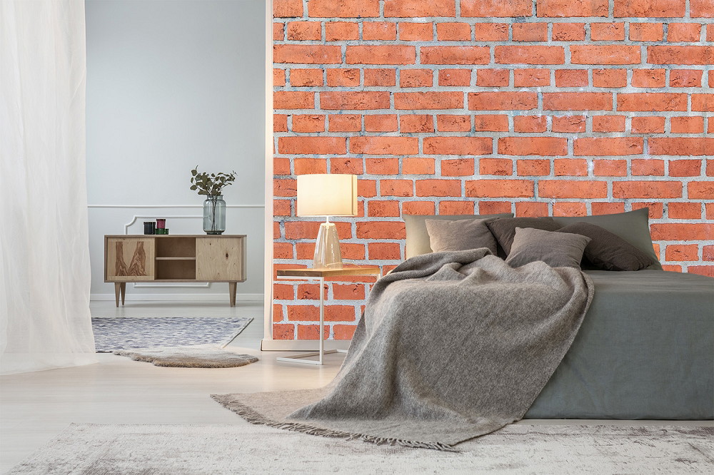 Papier peint photo - Chambre à coucher moderne avec un mur de briques rouges, un lit gris et une commode en bois
