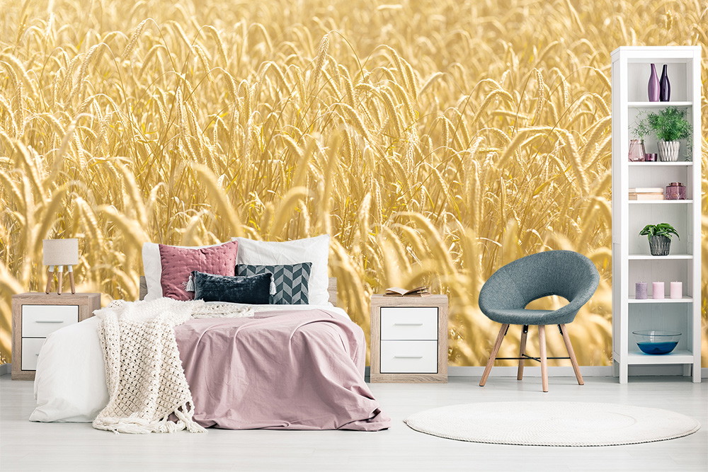 Fototapete - Modernes Schlafzimmer mit goldener Weizenfeld-Tapete, Bett, Nachttisch und Regal
