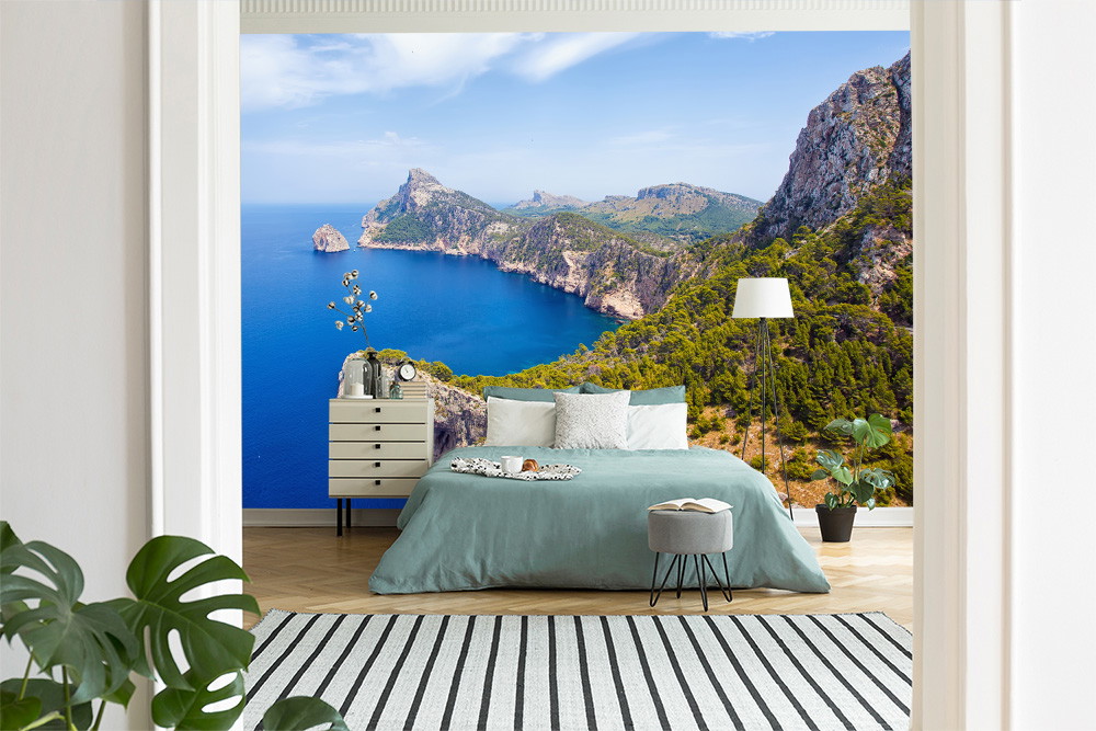 Papier peint photo - vue panoramique d'un océan bleu et de falaises boisées dans une chambre élégante