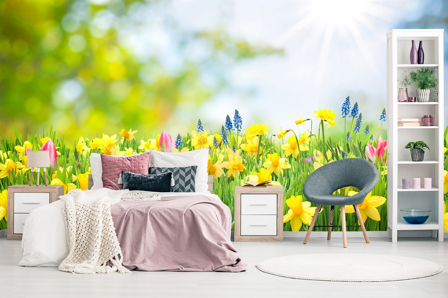 Fototapete - Helles Schlafzimmer mit einem frühlingshaften Blumenmuster im Hintergrund, bestehend aus gelben Narzissen und verschiedenen Blumen