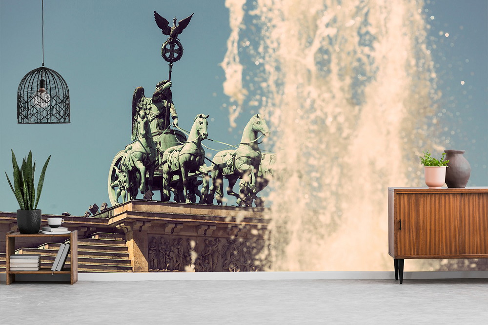 Fototapete - Darstellung der Quadriga des Brandenburger Tors neben einem imposanten Wasserbrunnen