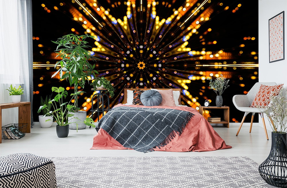 Fototapete - Modernes Schlafzimmer mit leuchtender abstrakter Tapete, Pflanzen und stilvollen Möbeln