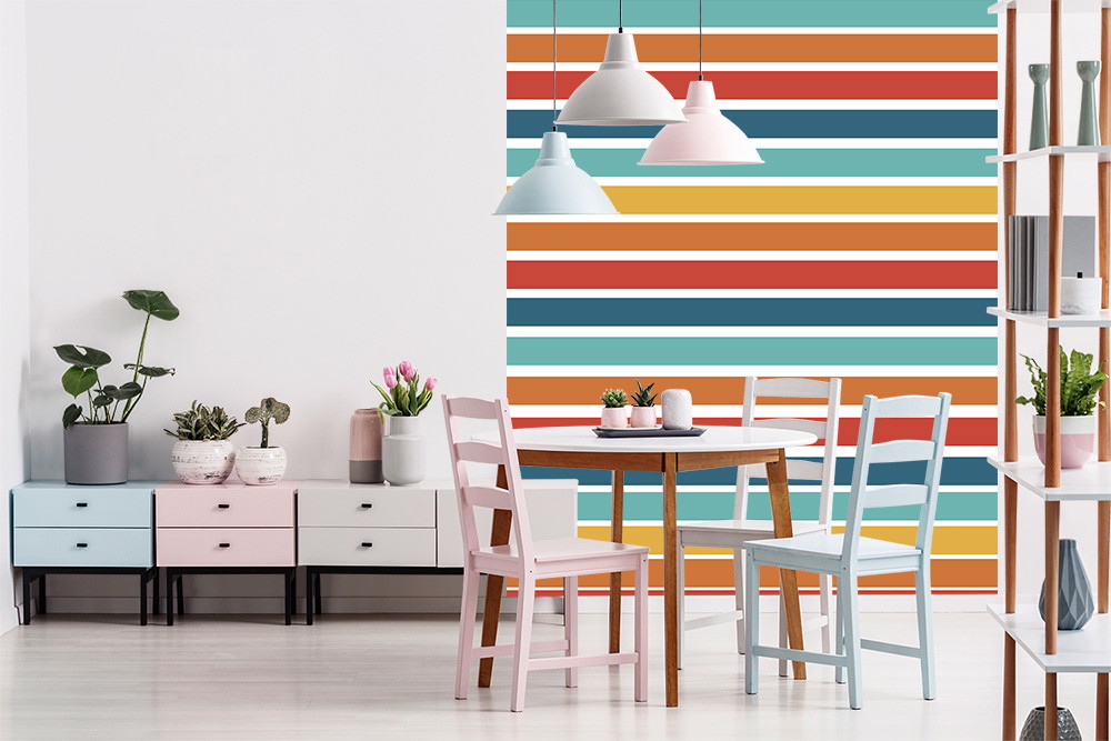 Fototapete - Esszimmer mit einem Tisch und weißen Stühlen vor einer Wand mit bunten Streifen
