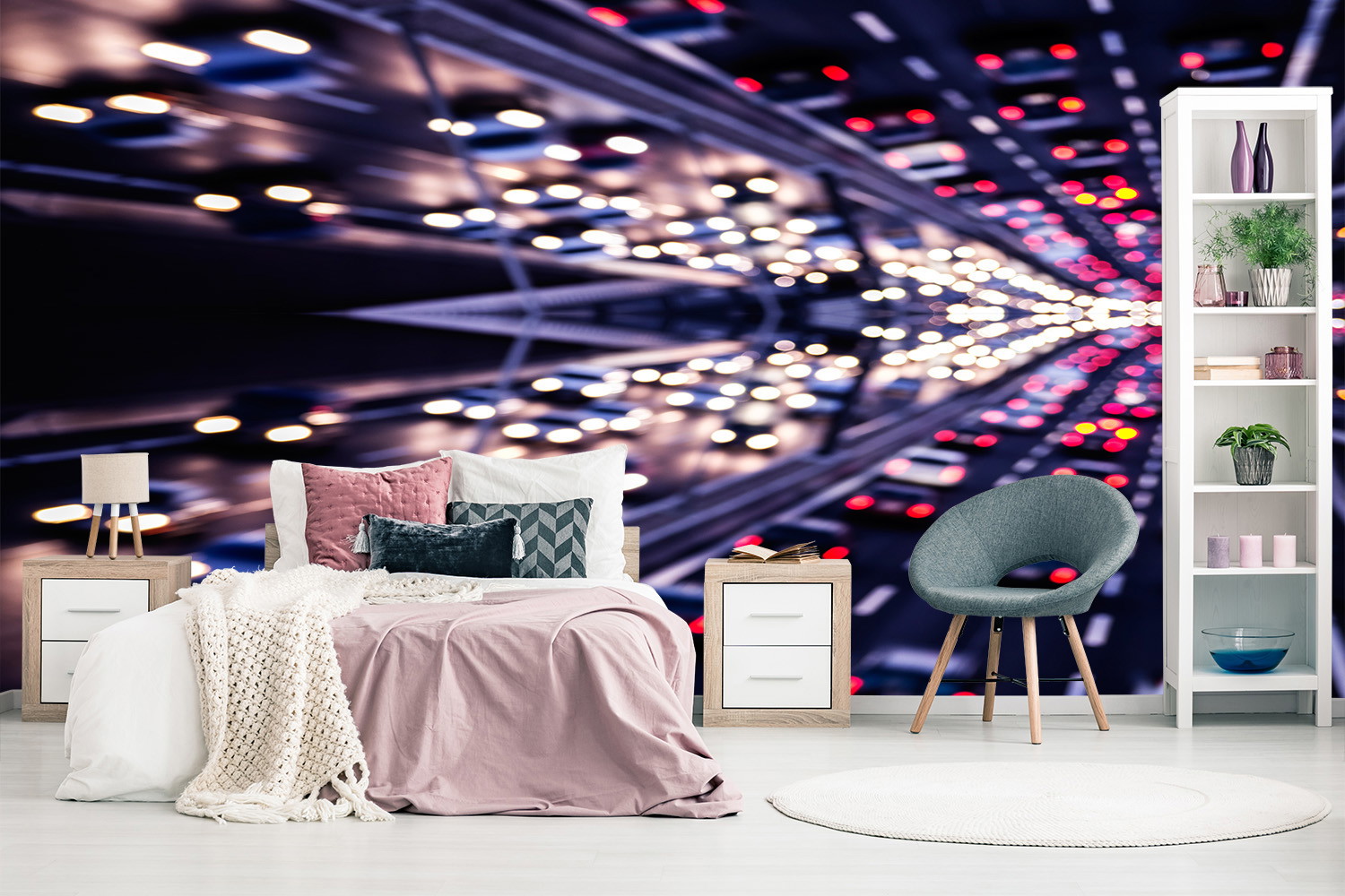 Fototapete - Schlafzimmer mit Fototapete eines verschwommenen Autobahnlichtmotivs, moderne Einrichtung mit rosa und grauen Akzenten