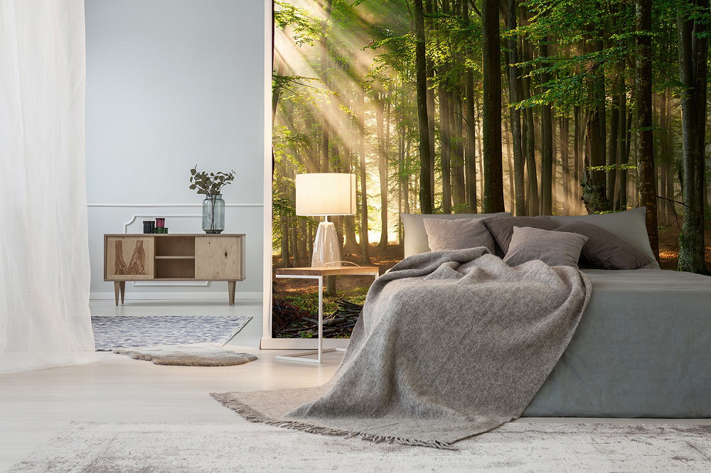 Muurschildering - Moderne slaapkamer met bosmotief op de muur, grijs bed en elegante meubels
