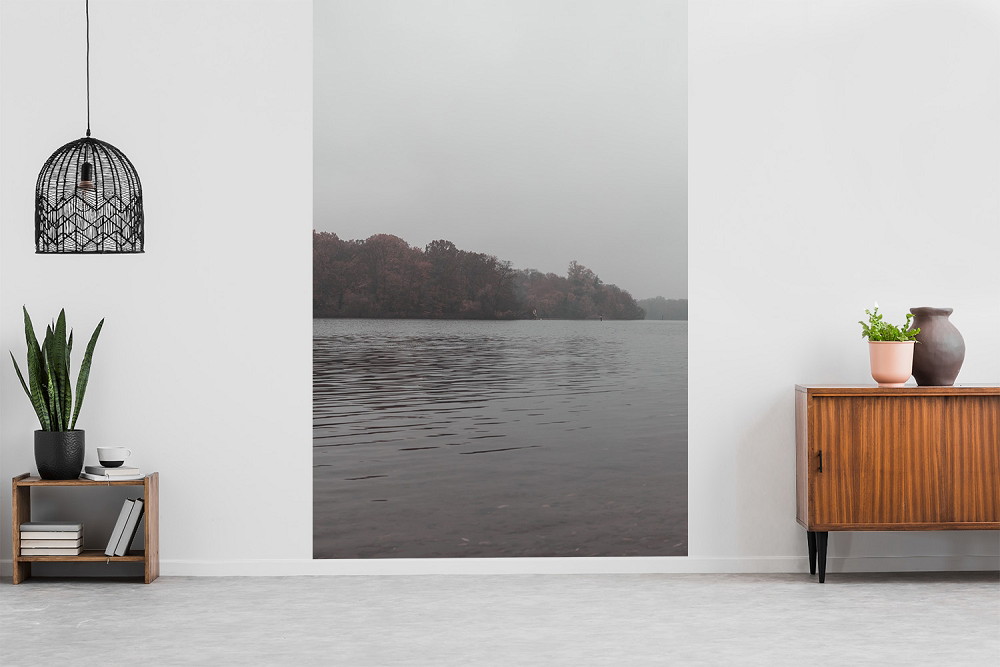 Fototapete - Naturmotiv mit ruhigem See, bewölktem Himmel und Wald im Hintergrund