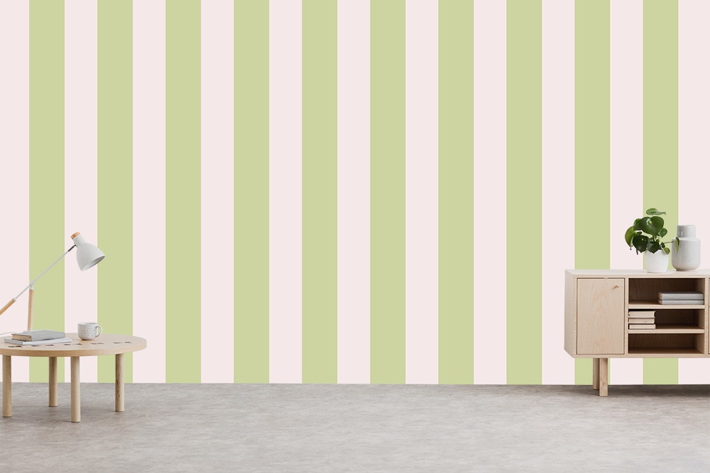 Papier peint photo - pièce avec des rayures vertes et blanches sur le mur et des meubles minimalistes