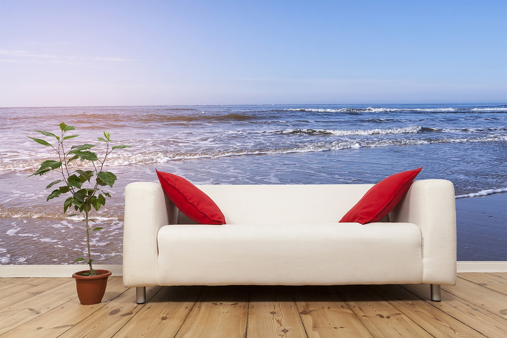 Fototapete - Moderne Wohnzimmerdekoration mit weißem Sofa und rotem Kissen vor einer Tapete mit Meeresmotiv