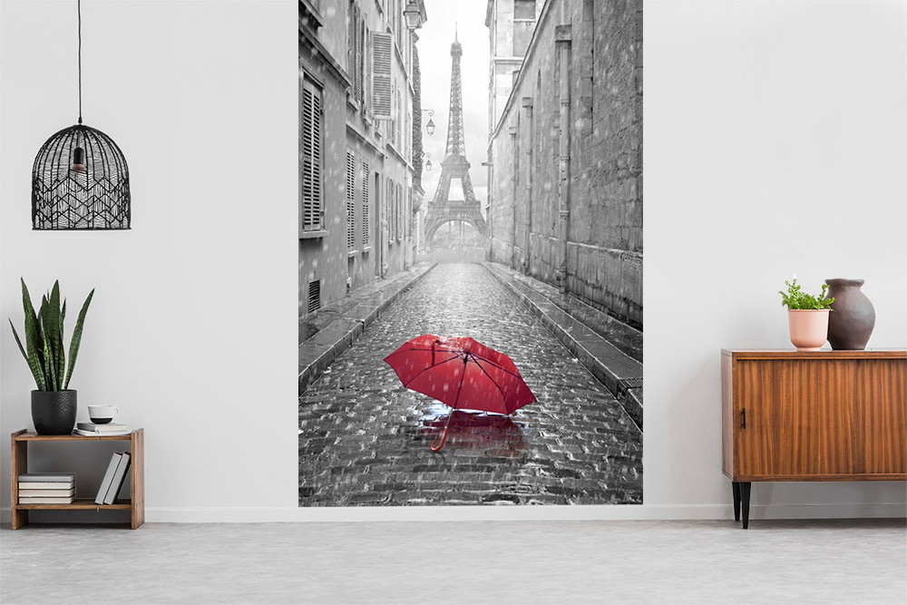 Muurschildering - Zwart-wit afbeelding van een Parijse straat met een rode paraplu en de Eiffeltoren in de mist
