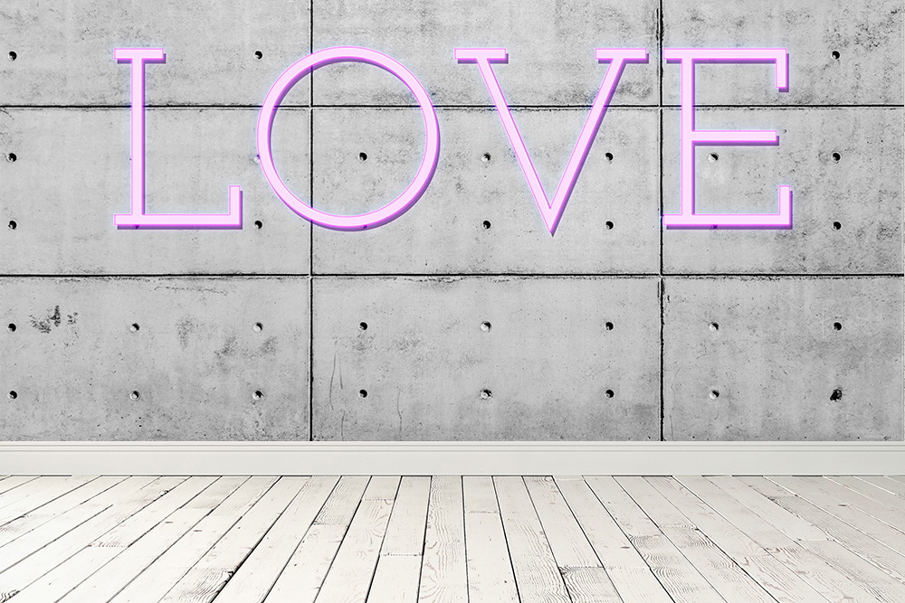 Fototapeta - Fioletowy neonowy napis LOVE na szarej betonowej ścianie z drewnianą podłogą