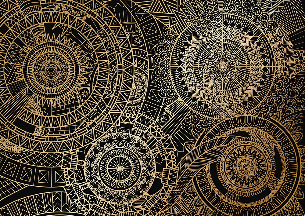 Fototapete - Kunstvolles goldenes Mandala-Design auf schwarzem Hintergrund, das komplexe Muster aus verschiedenen geometrischen Formen zeigt