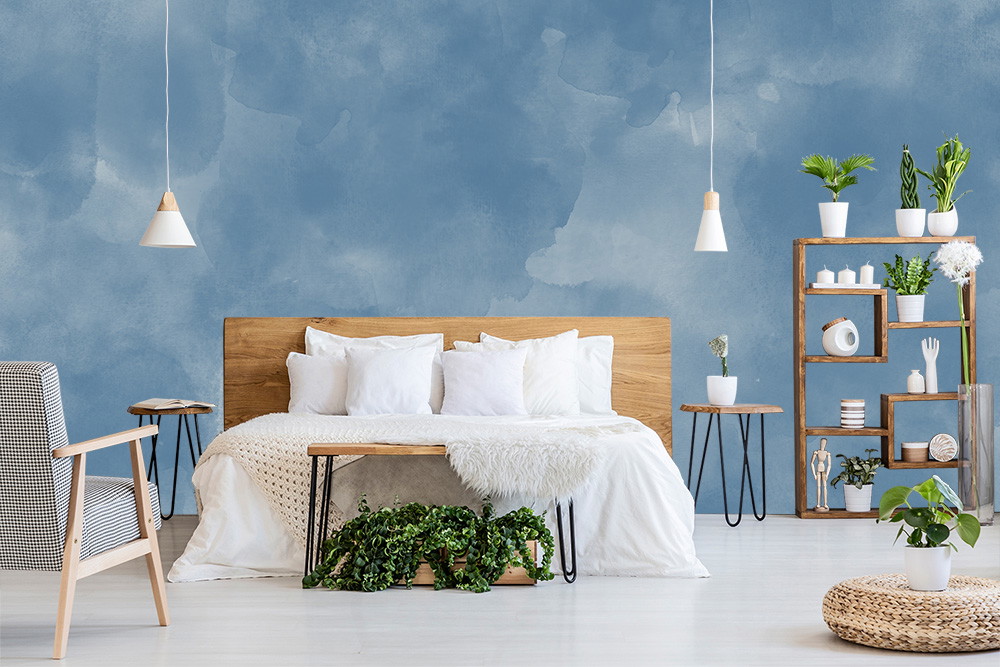 Fototapete - Stilvoll eingerichtetes Schlafzimmer mit blauer Wand, Holzbett, weißen Bettwäsche und Zimmerpflanzen