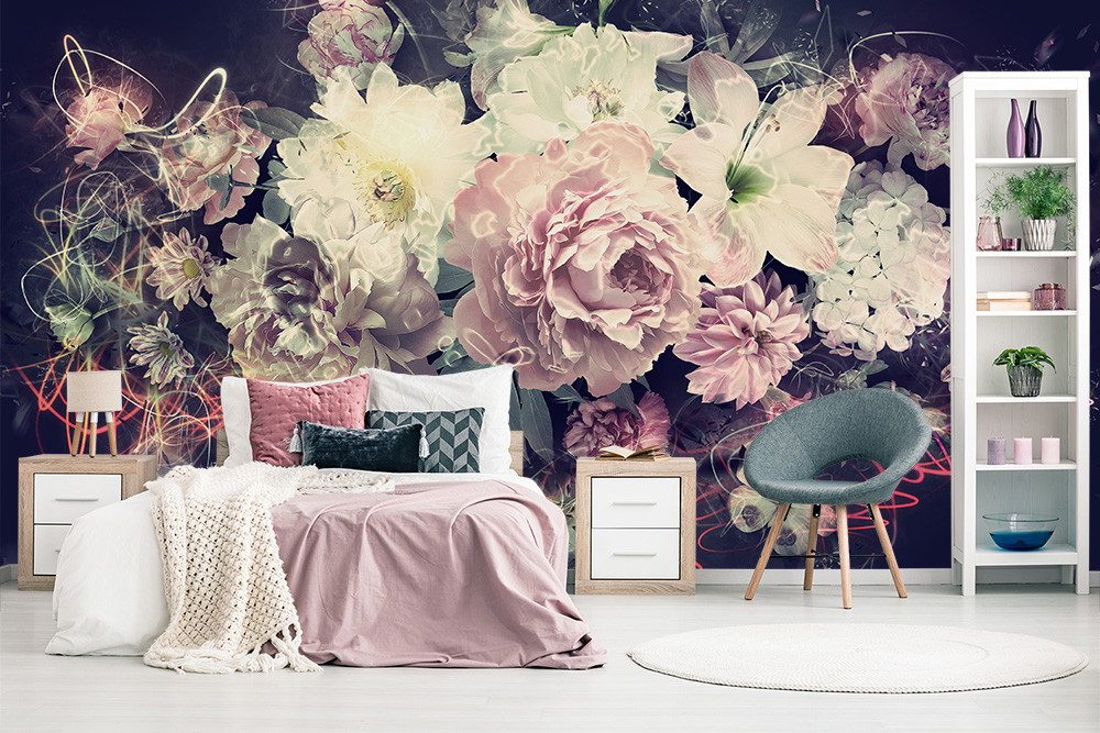 Fototapete - Schlafzimmer mit großer floraler Tapete, modernem Bett und dekorativen Elementen