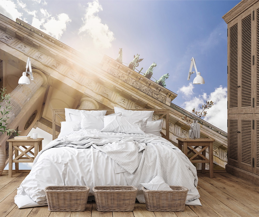 Papier peint photo - Chambre à coucher confortable avec un décor en bois et un papier peint mural impressionnant d'une façade architecturale sous un ciel bleu