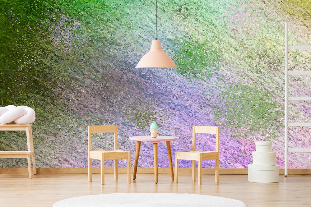 Fototapete - Kinderzimmer mit abstrakt gemusterter, bunter Wand in Grün- und Lilatönen, Holzstühle und -tisch, pastellfarbene Dekoration