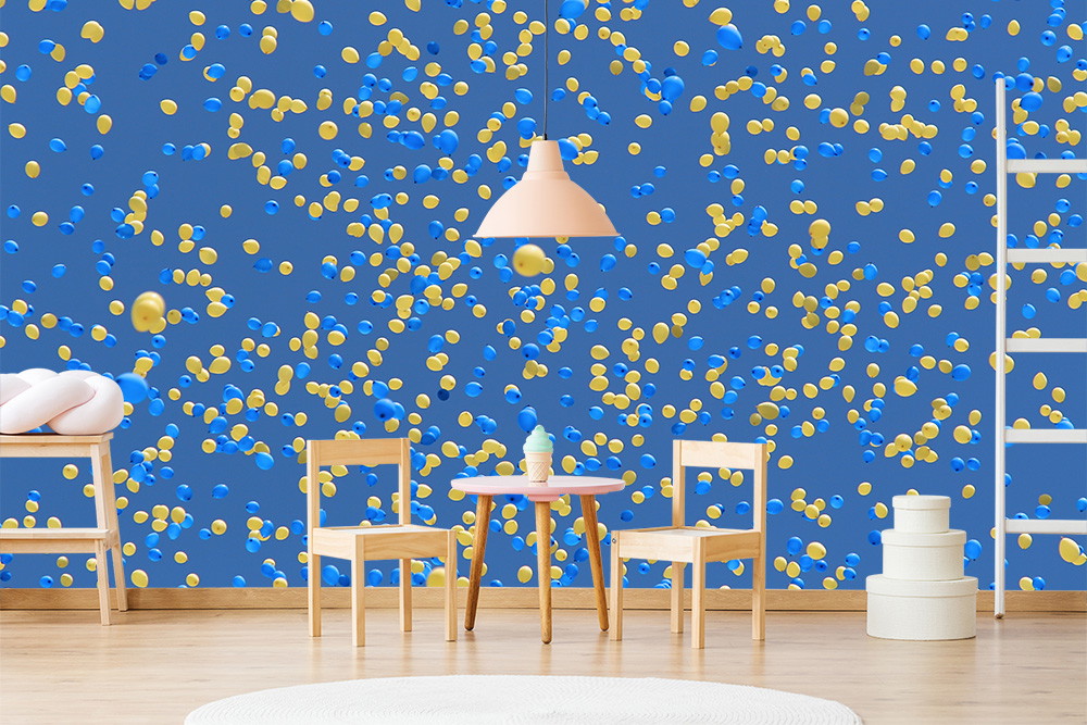 Fototapete - Kinderzimmer mit verspielter Tapete aus blauen und gelben Punkten, Holzmöbeln und Spielbereich auf blauem Hintergrund