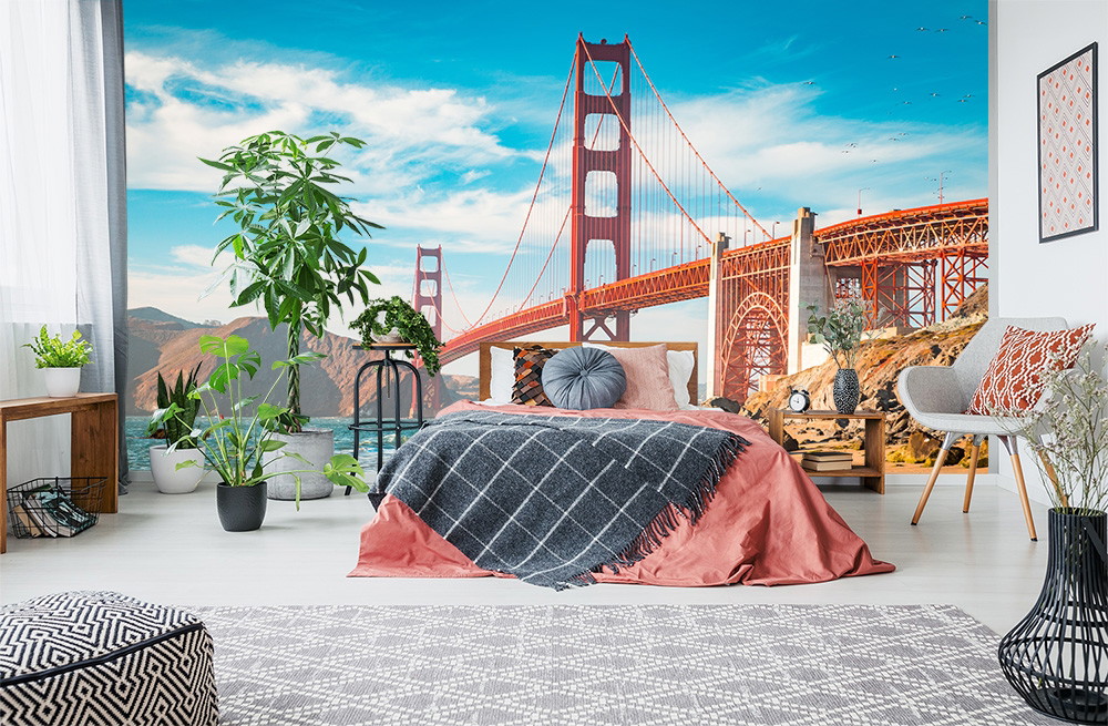 Fototapeta - Sypialnia z tapetą Golden Gate Bridge, roślinami i stylową dekoracją