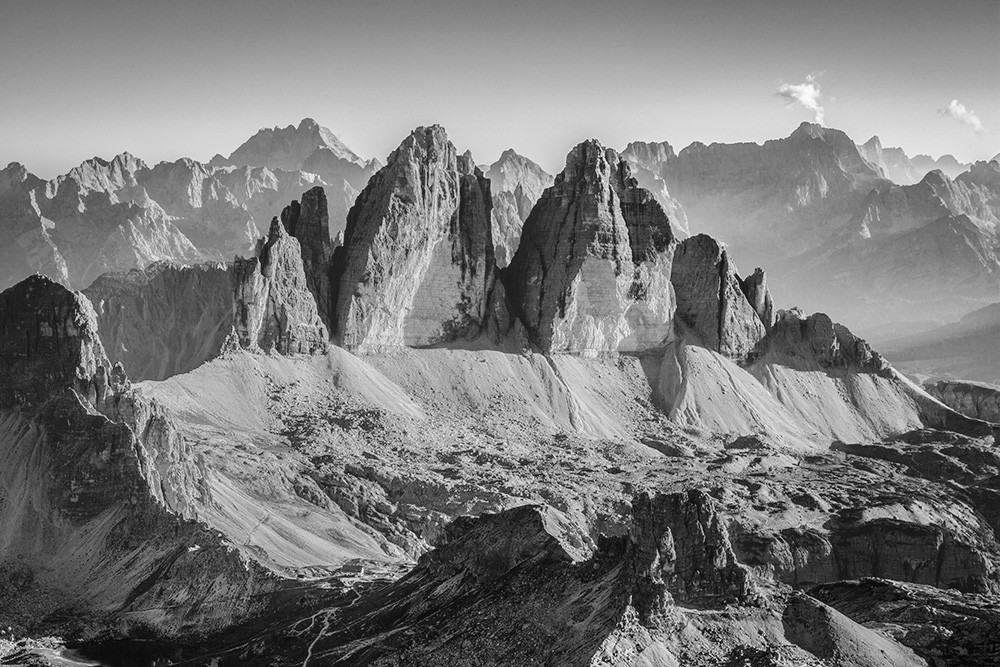 Fototapeta ścienna - Panorama Dolomitów w czerni i bieli z uderzającymi szczytami górskimi