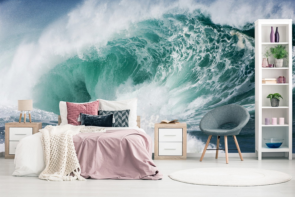 Fototapete - Große Welle hinter einem stilvollen Schlafzimmerinterieur mit rosa Bettdecke und weißem Bücherregal
