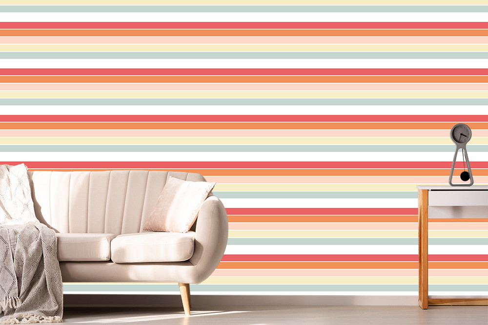 Fototapete - Wohnzimmer mit moderner Pastellstreifen-Tapete, beigem Sofa und kleinem Tisch mit Uhr